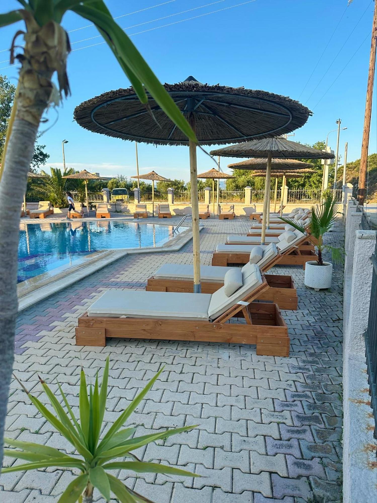Hotel Palmera Sarti Exterior photo